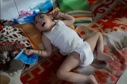 Bé trai 3 tuổi đói khát, thẫn thờ trong căn nhà 'hẻm' sặc mùi lông chó