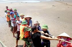 Hàng trăm người cứu tàu cá mắc cạn ở Nghệ An