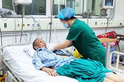 Căng thẳng ép tim 120 lần/phút bằng tay để cứu sống bác gái bệnh nhân 17