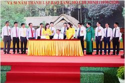 Thủ tướng Nguyễn Xuân Phúc ký phát hành đặc biệt bộ tem Kỷ niệm 130 năm ngày sinh Chủ tịch Hồ Chí Minh