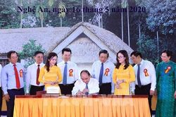Thủ tướng ký phát hành bộ tem bưu chính kỷ niệm 130 năm Ngày sinh Chủ tịch Hồ Chí Minh