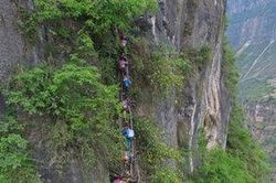 Nơi người dân leo 'thang trời' cao 800 m suốt 200 năm