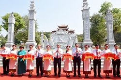 Thủ tướng Nguyễn Xuân Phúc dâng hương tưởng niệm Chủ tịch Hồ Chí Minh