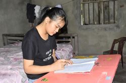 Hai chị em nghèo mong được giúp đỡ
