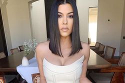 Chị gái Kim Kardashian thích mặc váy áo gợi cảm ở tuổi 41