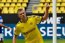 Xem lại những hình ảnh bóng đá mới lạ ở trận Dortmund đại thắng Schalke