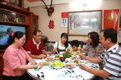Bữa cơm gia đình thời hiện đại