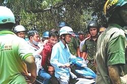Con rể đột nhập truy sát cha mẹ vợ trong đêm rồi trốn vào lu nước
