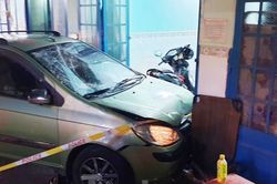 Bốn người bị thương khi ô tô 'điên' tông liên hoàn trước khi lao vào nhà dân