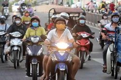 Nắng nóng, xe máy đông như kiến, bật đèn ban ngày để làm gì?