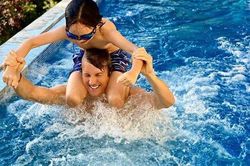 Diva Hồng Nhung đăng ảnh nghỉ dưỡng tại Mỹ, nhưng 'người đàn ông lạ' mặt mới là tâm điểm