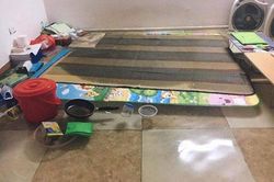 Vừa đi làm về đến nhà, anh chồng giận 'điên người' vì bị vợ cho 'tập bơi' lúc nửa đêm