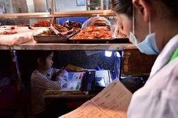 Cay khóe mắt với hình ảnh bé gái ngồi học dưới gầm sạp hàng của bố mẹ ngoài chợ