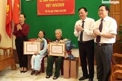 Huyện ủy Phù Yên: Lễ trao tặng Huy hiệu Đảng đợt 19/5