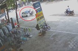 Xe máy nhằm thẳng đầu ô tô đang đỗ đâm cực mạnh gây sốc