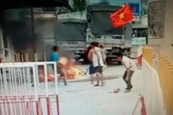 Vừa đổ xăng, xe máy cháy rụi