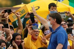 Tổng thống Brazil chụp ảnh với trẻ em trong biểu tình chống giãn cách