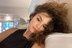 Selena Gomez vẫn được khen xinh dù đăng ảnh tóc rối bù