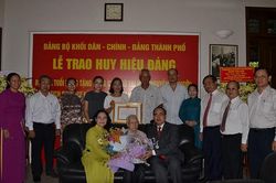 Trao Huy hiệu 85 tuổi Đảng cho đồng chí Ngô Thị Huệ