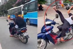 Hú hồn quái xế U50 'diễn xiếc' với xe máy trên đường phố Hà Nội