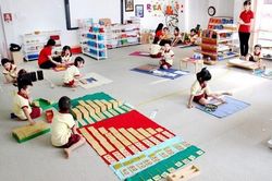 Ngày đầu trẻ mầm non TP HCM đi học lại, nhiều phụ huynh đôn đáo tìm trường mới