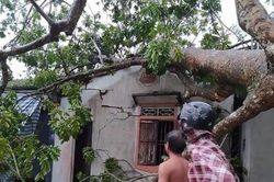 Sét đánh 2 người tử vong, giông lốc làm nhiều nhà tốc mái ở Nghệ An