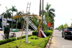 TP Vinh khẩn trương dọn dẹp, khắc phục đèn trang trí bị gãy đổ do lốc