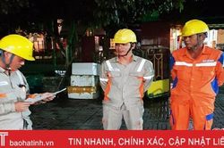 Điện lực Hà Tĩnh xử lý sự cố điện do dông lốc ngay trong đêm