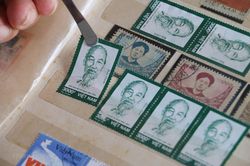 Hình ảnh lão nông miền Tây hơn nửa thế kỷ sưu tập tem về Bác Hồ