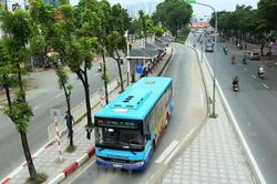 Hành khách mua vé tháng xe buýt không phải thanh toán tiền mặt