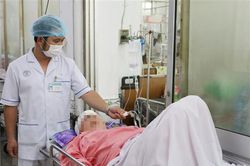 TP.HCM: 9 người nhập viện sau va chạm giữa xe khách và xe trộn bêtông
