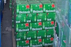 TP. Hồ Chí Minh: Tạm giữ hơn 12.000 sản phẩm sữa Ensure và bia Heineken nhập lậu