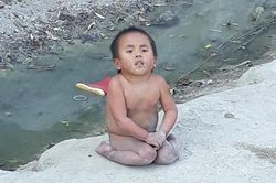 Em bé Mường Lát liệt hai chân co ro giữa giá rét ngày nào ra sao sau 3 năm được nhận nuôi?