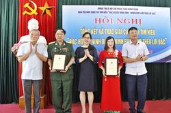 Những 'bông hoa' tươi thắm dâng lên Bác