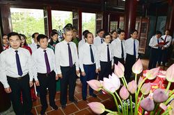 Đoàn đại biểu của tỉnh dâng hương tại Đền thờ Chủ tịch Hồ Chí Minh