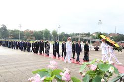 Lãnh đạo Đảng, Nhà nước và thành phố Hà Nội vào Lăng viếng Chủ tịch Hồ Chí Minh