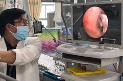 Bé 7 tháng tuổi nguy kịch vì hóc xương lươn