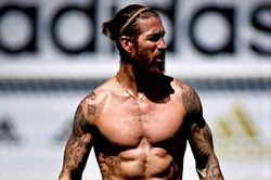 Ramos khoe cơ bụng 6 múi khi trở lại sân tập