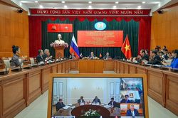 Họa sĩ Nga vẽ tranh mừng sinh nhật Chủ tịch Hồ Chí Minh