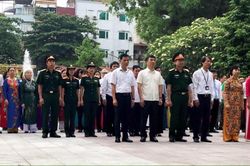 Dâng hương, báo công kỷ niệm 130 năm ngày sinh Chủ tịch Hồ Chí Minh