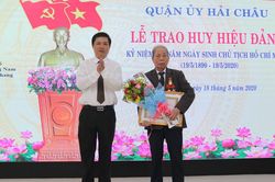 Trao huy hiệu Đảng dịp sinh nhật Bác cho nhiều đảng viên