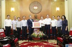 Thứ trưởng Ngoại giao Đặng Minh Khôi trao tặng tiền quyên góp cho Quỹ phòng, chống dịch Covid-19