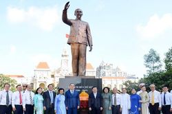 Đoàn đại biểu TPHCM dâng hương, dâng hoa tưởng niệm Chủ tịch Hồ Chí Minh