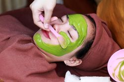 Mặt mũi sưng phù vì đắp mặt nạ làm đẹp da bằng đông y