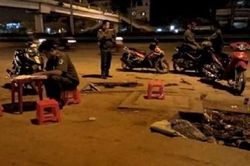 Hai nhóm hỗn chiến bằng súng, 2 người đi đường trúng đạn