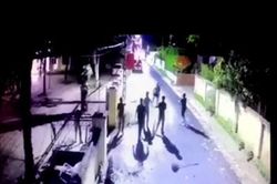 Hãi hùng clip đối tượng cầm 2 dao xông vào trụ sở chém cán bộ Công an phường