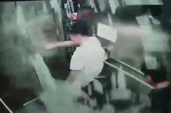 Báo Anh đăng tin về sự cố hy hữu trong thang máy ở Việt Nam