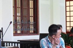 Thấy con gái nhỏ tại tòa, bị cáo bật khóc nức nở