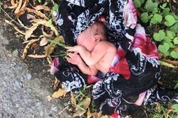 Nghe thấy tiếng khóc nỉ non, người đàn ông sửng sốt phát hiện bé gái còn nguyên dây rốn bị bỏ rơi