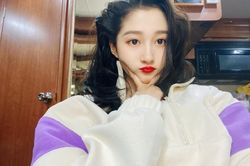 Quan Hiểu Đồng ăn uống thoải mái trên live-stream, 'kể xấu' các thành viên trong 'Vương bài đối vương bài'
